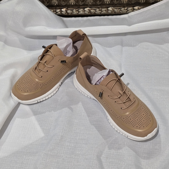 Project Cloud "Daisy" Hand-stitched Leather Sneakers.  Size 8.  NWOT. - Picture 2 of 8